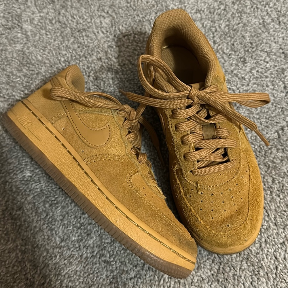 Boys suede Nike!
